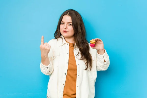 Joven Mujer Con Curvas Sosteniendo Macarrones Señalándote Con Dedo Como —  Fotos de Stock