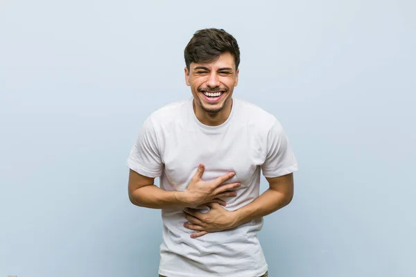 Jonge Blanke Man Draagt Een Wit Shirt Lacht Vrolijk Heeft — Stockfoto