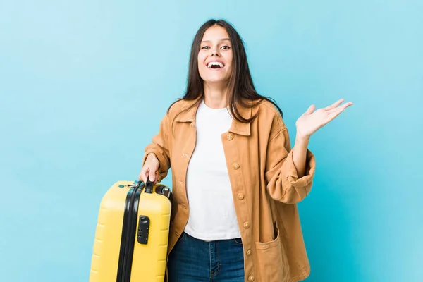 Joven Mujer Caucásica Sosteniendo Una Maleta Celebrando Una Victoria Éxito — Foto de Stock