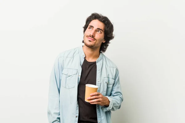 Jovem Homem Legal Bebendo Café Sonhando Alcançar Objetivos Propósitos — Fotografia de Stock