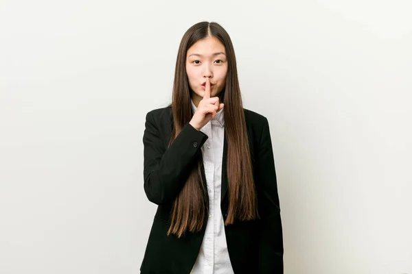 Young Pretty Chinese Business Woman Keeping Secret Asking Silence — Stockfoto