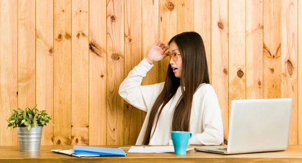 Jovem Chinesa Estudando Sua Mesa Olhando Para Longe Mantendo Mão — Fotografia de Stock