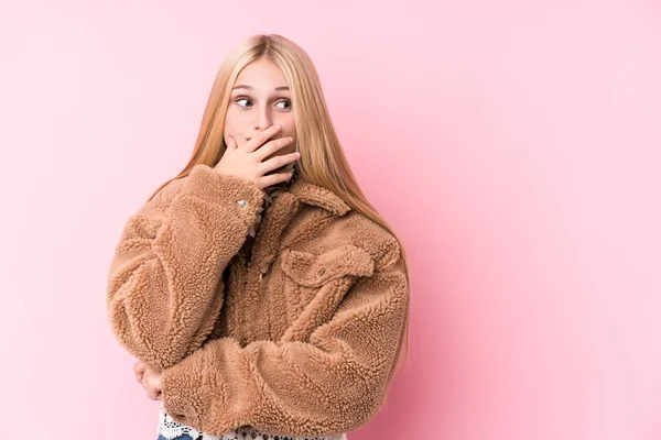 Jonge Blonde Vrouw Draagt Een Jas Tegen Een Roze Achtergrond — Stockfoto