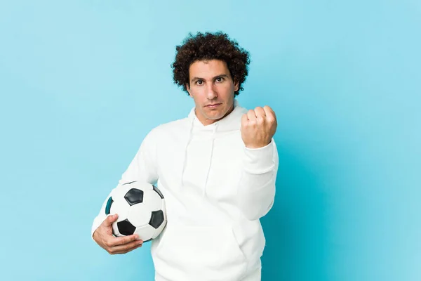 Hombre Deportivo Sosteniendo Una Pelota Fútbol Mostrando Puño Cámara Expresión —  Fotos de Stock