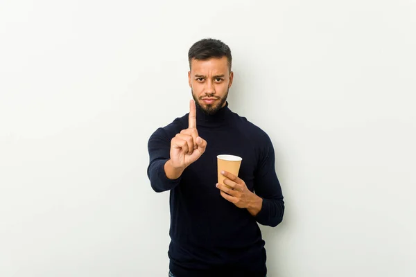 Jovem Misto Raça Ásia Homem Segurando Takeaway Café Mostrando Número — Fotografia de Stock