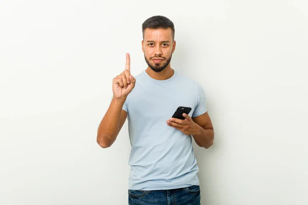 Jovem Misto Raça Ásia Homem Segurando Telefone Mostrando Número Com — Fotografia de Stock