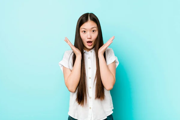 Молодая Красивая Китаянка Удивлена Шокирована — стоковое фото