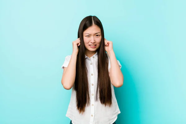 Jovem Mulher Chinesa Bonita Cobrindo Orelhas Com Mãos — Fotografia de Stock