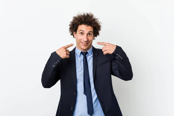 Νέοι Επιχειρηματίες Σγουρά Άνθρωπος Κατά Λευκό Φόντο Χαμόγελα Δείχνοντας Δάχτυλα — Φωτογραφία Αρχείου