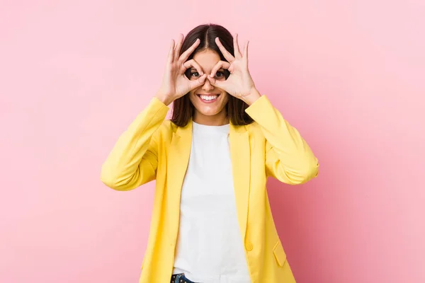 Joven Mujer Negocios Mostrando Signo Aceptable Sobre Los Ojos — Foto de Stock