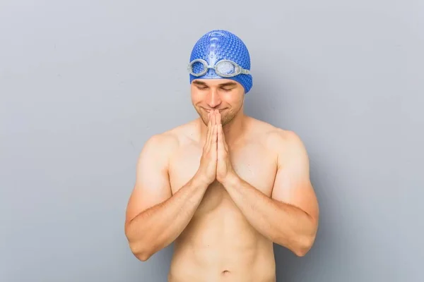 Jovem Nadador Profissional Homem Mãos Dadas Rezar Perto Boca Sente — Fotografia de Stock