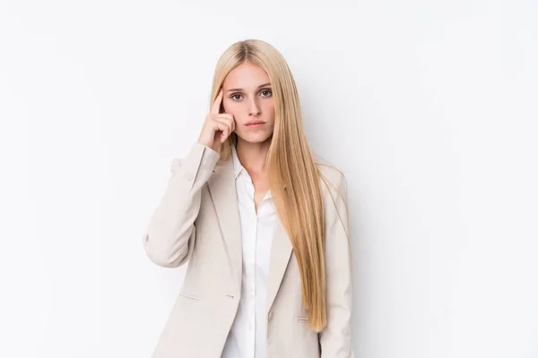 Joven Mujer Rubia Negocios Sobre Fondo Blanco Apuntando Templo Con — Foto de Stock