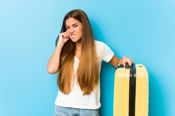 Mujer Joven Caucásica Sosteniendo Una Maleta Viaje Cubriendo Las Orejas —  Fotos de Stock