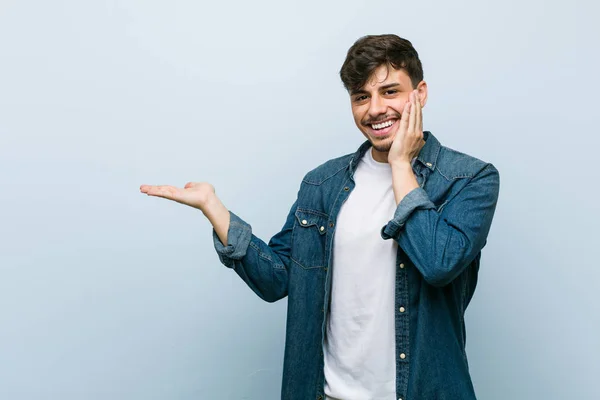 Jonge Spaanse Coole Man Houdt Kopieerruimte Een Handpalm Houdt Hand — Stockfoto