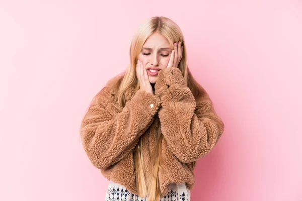 Unge Blonde Kvinner Som Bærer Frakk Mot Rosa Bakgrunn Sytende – stockfoto