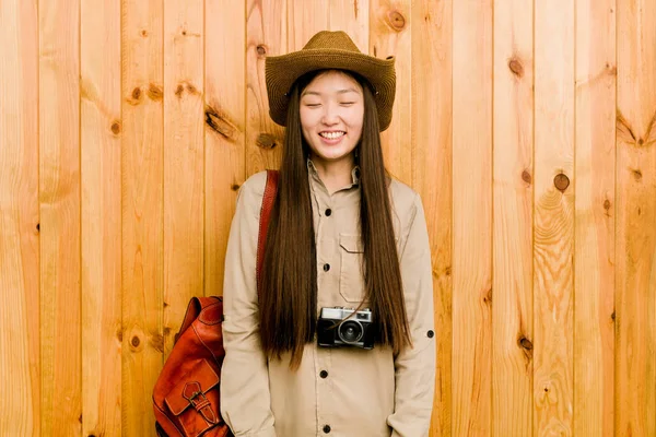 年轻的中国女旅行家笑着闭上眼睛 感到轻松愉快 — 图库照片