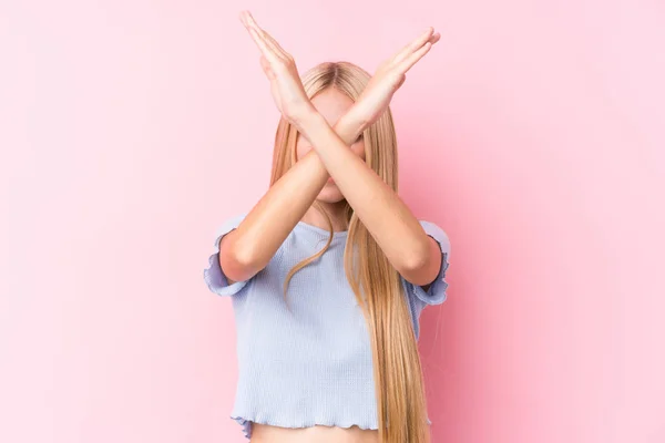 年轻的金发女子 背景粉色 两臂交叉 否认的概念 — 图库照片