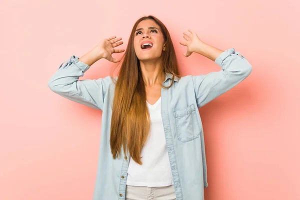 Jovem Magro Mulher Gritando Para Céu Olhando Para Cima Frustrado — Fotografia de Stock