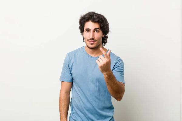 Jonge Knappe Man Tegen Een Witte Achtergrond Wijzend Met Vinger — Stockfoto