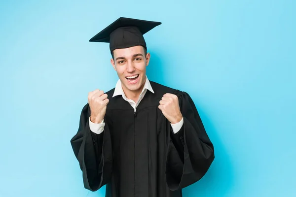 Ung Kaukasier Utexaminerad Man Jublar Sorglöst Och Upphetsad Segerkoncept — Stockfoto