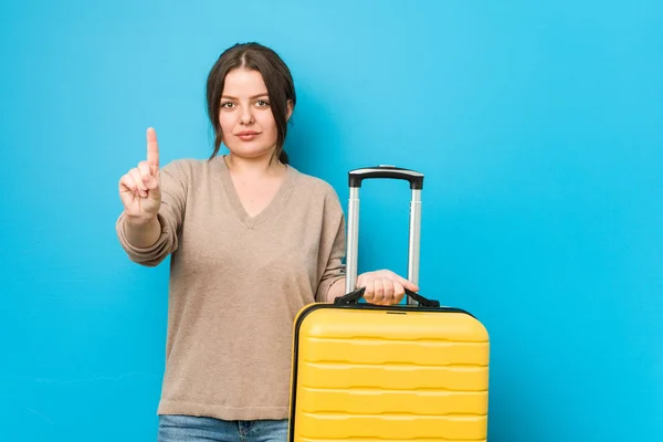 Jeune Femme Courbée Tenant Une Valise Montrant Numéro Avec Doigt — Photo