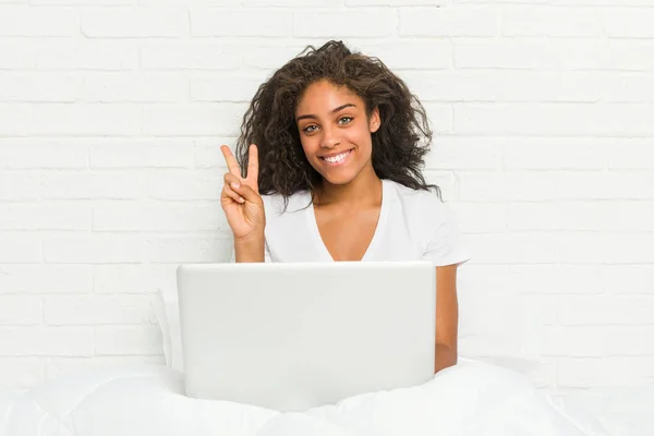 Jong Afrikaans Amerikaans Vrouw Zitten Het Bed Met Laptop Tonen — Stockfoto