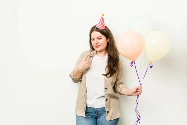 Genç Cüsseli Bir Kadın Doğum Gününü Seni Göstererek Kutluyor Sanki — Stok fotoğraf
