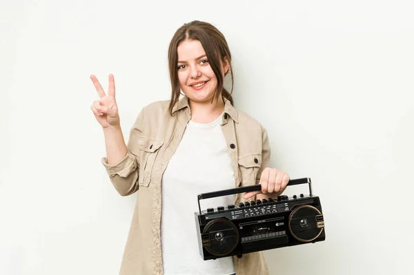 Genç Kıvrımlı Bir Kadın Elinde Neşeli Tasasız Bir Radyo Tutuyor — Stok fotoğraf