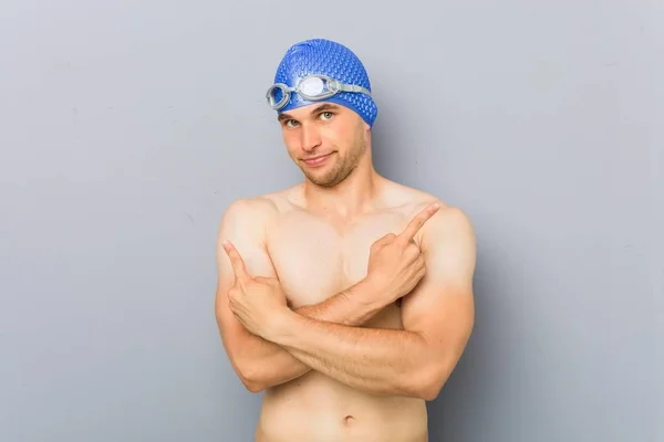 Jovem Nadador Profissional Aponta Lado Está Tentando Escolher Entre Duas — Fotografia de Stock
