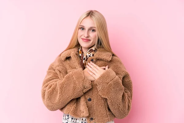 Jonge Blonde Vrouw Draagt Een Jas Tegen Een Roze Achtergrond — Stockfoto