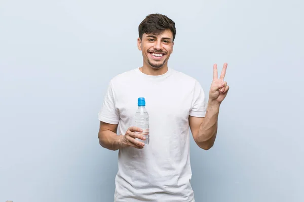 Jonge Latijns Amerikaanse Man Met Een Fles Water Met Een — Stockfoto