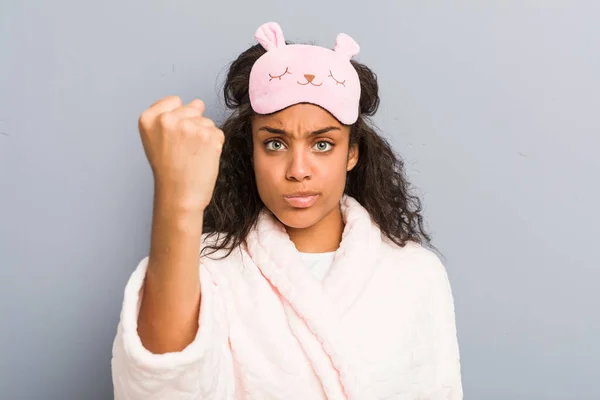 Молодая Африканская Американка Пижаме Маске Сна Показывает Кулак Камеру Агрессивное — стоковое фото