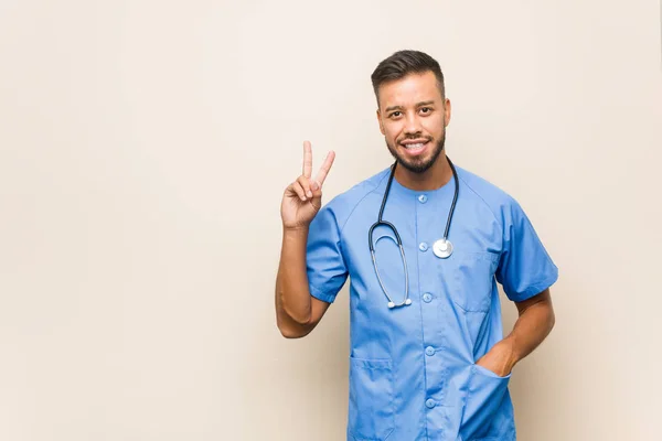 Joven Enfermera Surasiática Hombre Alegre Despreocupado Mostrando Símbolo Paz Con —  Fotos de Stock
