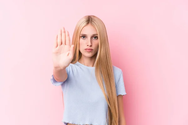 Unge Blonde Kvinner Med Rosa Bakgrunn Som Står Med Utstrakt – stockfoto