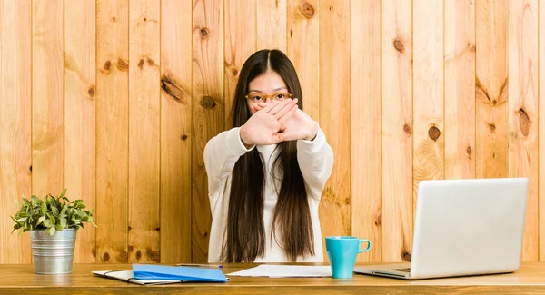 Jovem Chinesa Estudando Sua Mesa Fazendo Gesto Negação — Fotografia de Stock