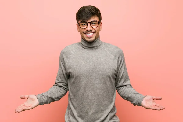 Jovem Estudante Inteligente Homem Mostrando Uma Expressão Bem Vinda — Fotografia de Stock