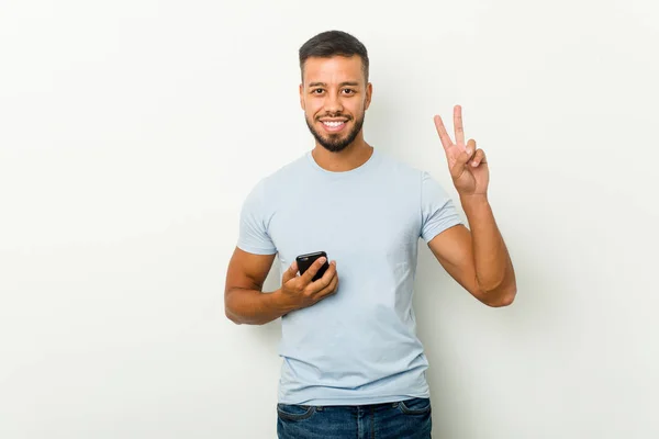 Ung Blandras Asiatisk Man Som Håller Telefon Som Visar Nummer — Stockfoto