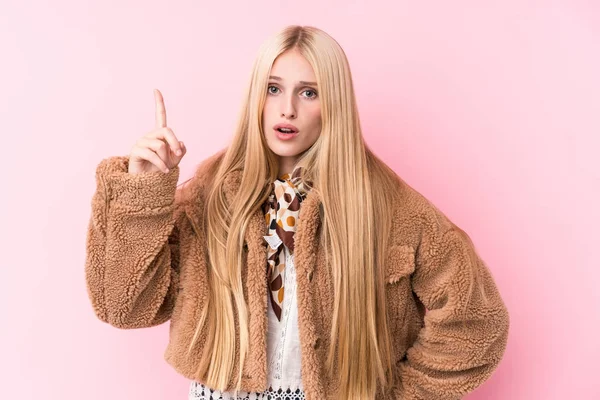 Młoda Blondynka Ubrana Płaszcz Różowym Tle Pomysłem Inspiracją — Zdjęcie stockowe