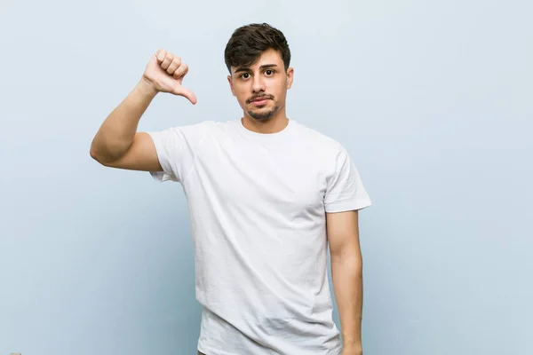 Jonge Blanke Man Draagt Een Wit Shirt Met Een Afkeer — Stockfoto