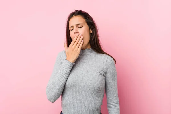 Giovane Donna Carina Sbadigliare Mostrando Gesto Stanco Che Copre Bocca — Foto Stock