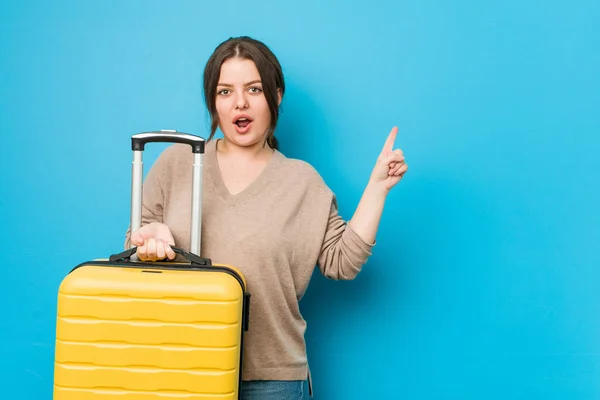 Jeune Femme Courbée Tenant Une Valise Pointant Vers Côté — Photo