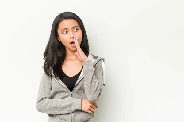 Ung Fitness Kinesisk Kvinna Säger Hemlig Het Bromsnyheter Och Tittar — Stockfoto