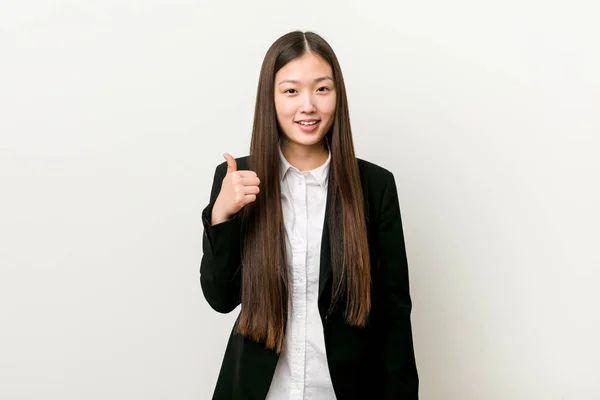 Νέα Όμορφη Κινέζα Επιχειρηματίας Χαμογελά Και Υψώνει Τον Αντίχειρα Επάνω — Φωτογραφία Αρχείου