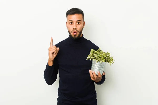 Jonge Zuid Aziatische Man Met Een Plant Met Een Geweldig — Stockfoto