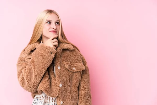 Junge Blonde Frau Mantel Vor Rosa Hintergrund Die Mit Zweifelndem — Stockfoto