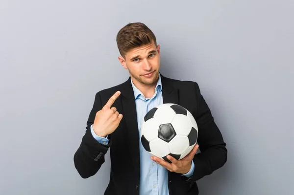 Młody Trener Piłki Nożnej Wskazuje Palcem Ciebie Jakby Zapraszając Zbliżyć — Zdjęcie stockowe