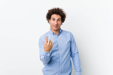 Zarif bir tişört giyen genç, kıvırcık, olgun bir adam sanki seni davet ediyormuş gibi parmağıyla işaret ediyor..