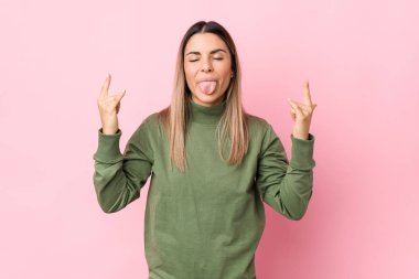 Kafkasyalı genç bir kadın izole edilmiş, parmaklarıyla kaya hareketi yapıyor.