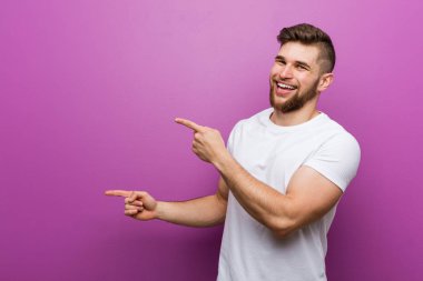 Genç, yakışıklı, beyaz bir adam işaret parmağıyla işaret ettiği için heyecanlı..