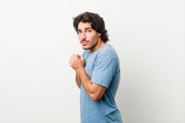 Beyaz bir geçmişi olan genç ve yakışıklı bir adam korkmuş ve korkmuş..